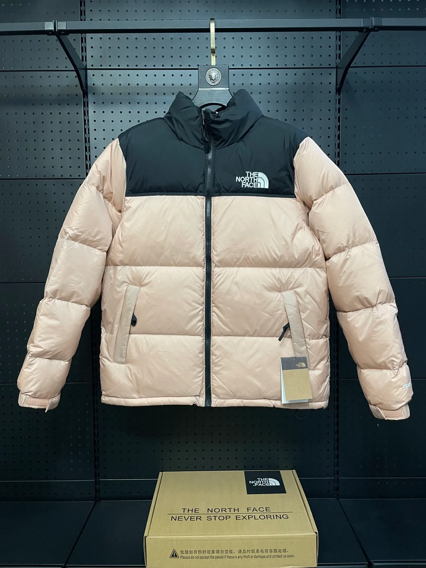 Pink 【The North Face 1996Nuptse 1996/Classic / / 】 ： The North Face" 、 。 The North Face" 。 The North Face。 。 , 。 The North Face" , Yosemite Half Dome, 。 + ： ✅ ：RDS Quality 700 / 280g ✅ ： ✅ ：YKK ISO 9000Quality ZP ✅ ：340TPremium ✅ ： ， ， Lightweight 。 ： ： DWR (DWR ） ～ ： 700 （RDS ) 1990 ， ， ， ， Lightweight 。